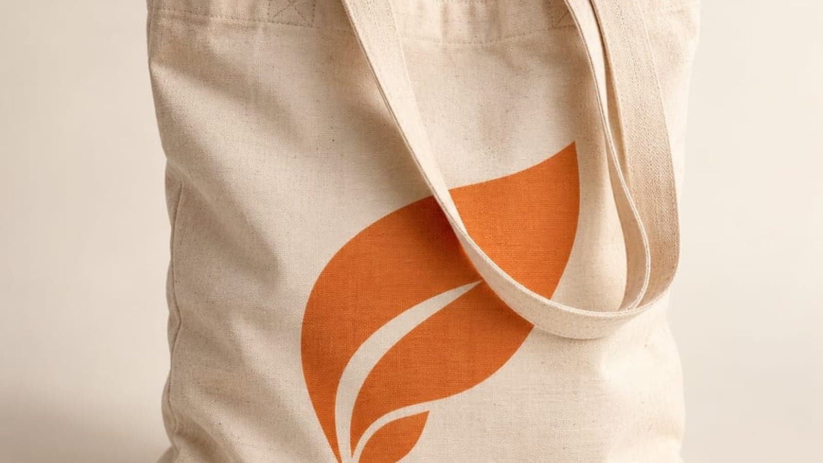 Ecobag de algodão cru com logo laranja estampado