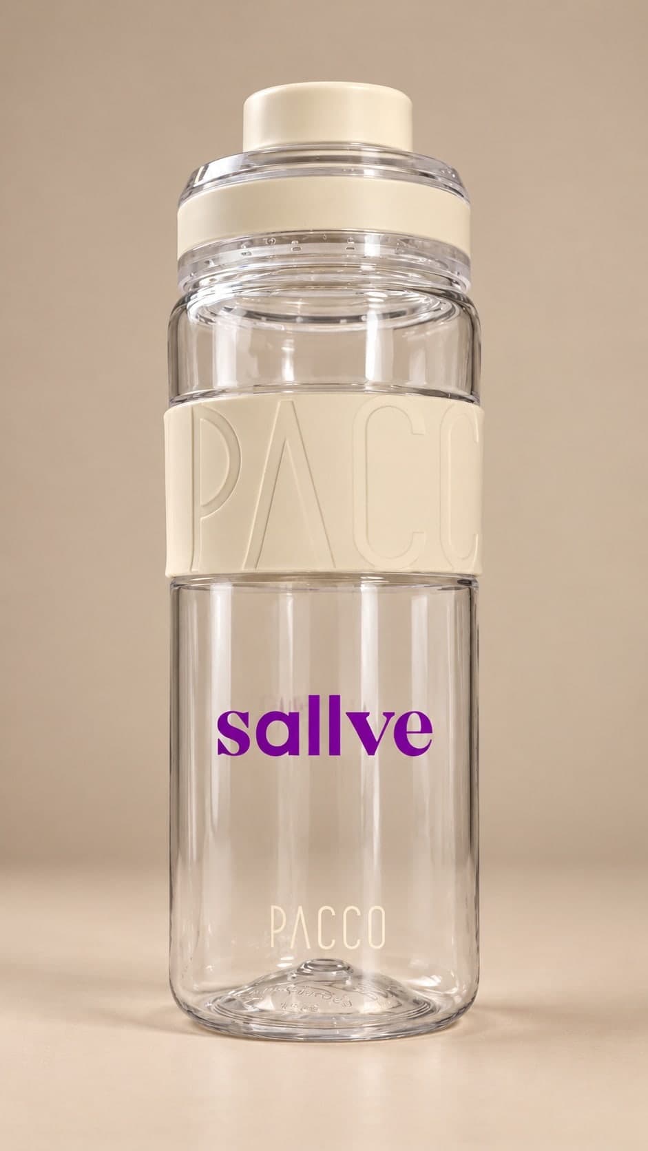 Mão segurando garrafinha transparente com faixa bege e logo roxo aplicado
